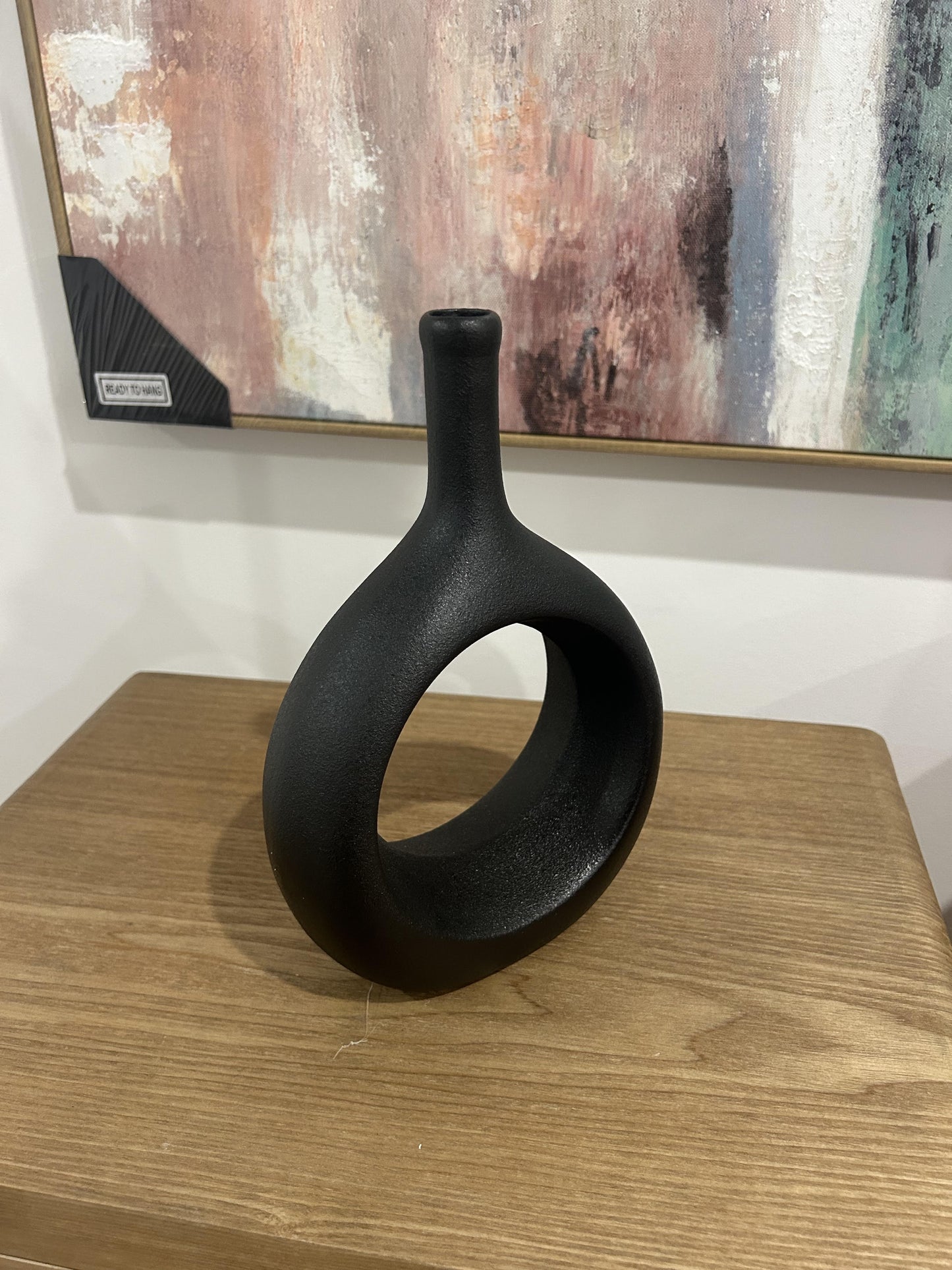 round statement vase black